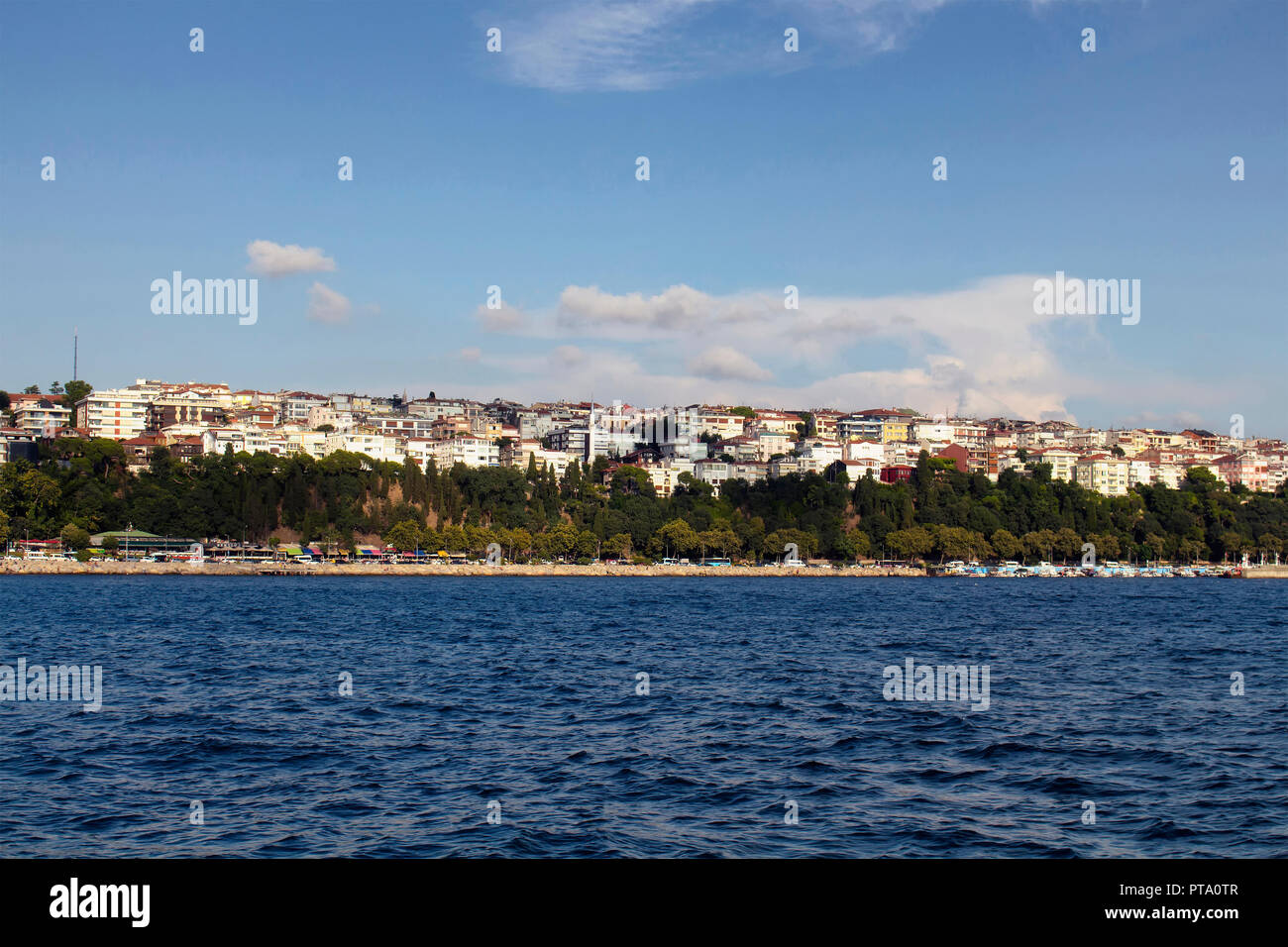Vue sur le côté asiatique d'Istanbul à partir d'un bateau. Il s'agit d'une journée ensoleillée. Banque D'Images
