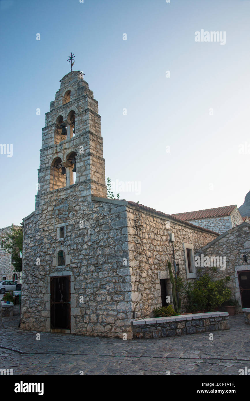 Rock'église grecque avec grand beffroi Banque D'Images