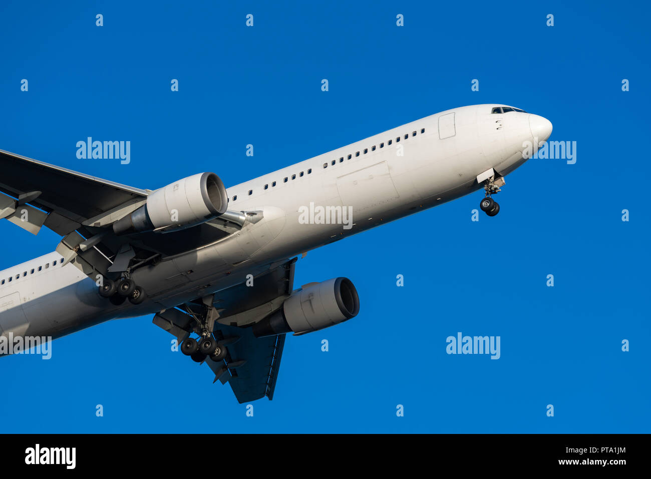 L'atterrissage de l'avion à l'aéroport. Banque D'Images