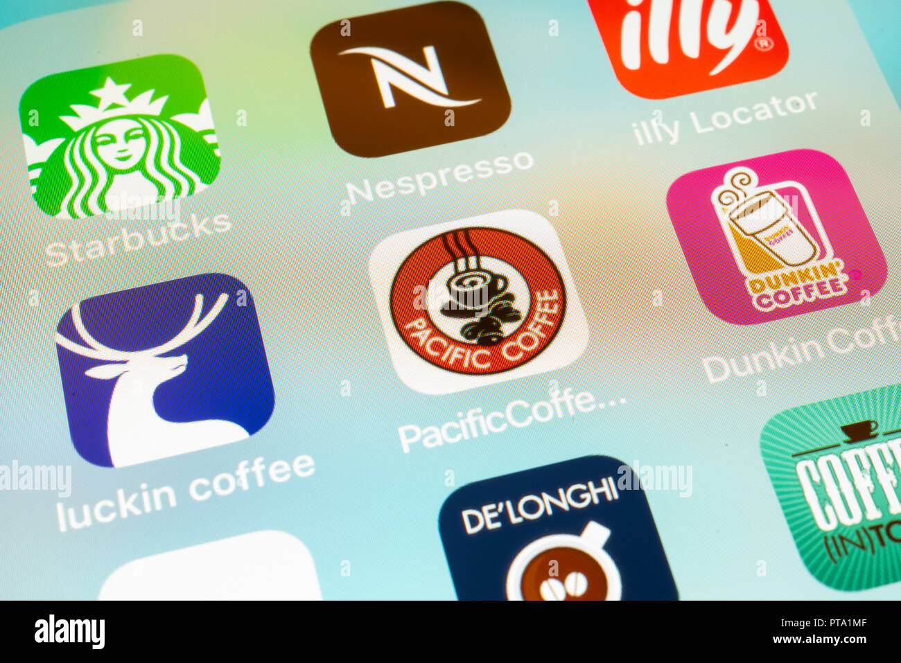 6 octobre 2018, Wuhan Chine : plusieurs apps café icônes sur un écran de l'iphone libre avec café du Pacifique dans le centre du logo Banque D'Images