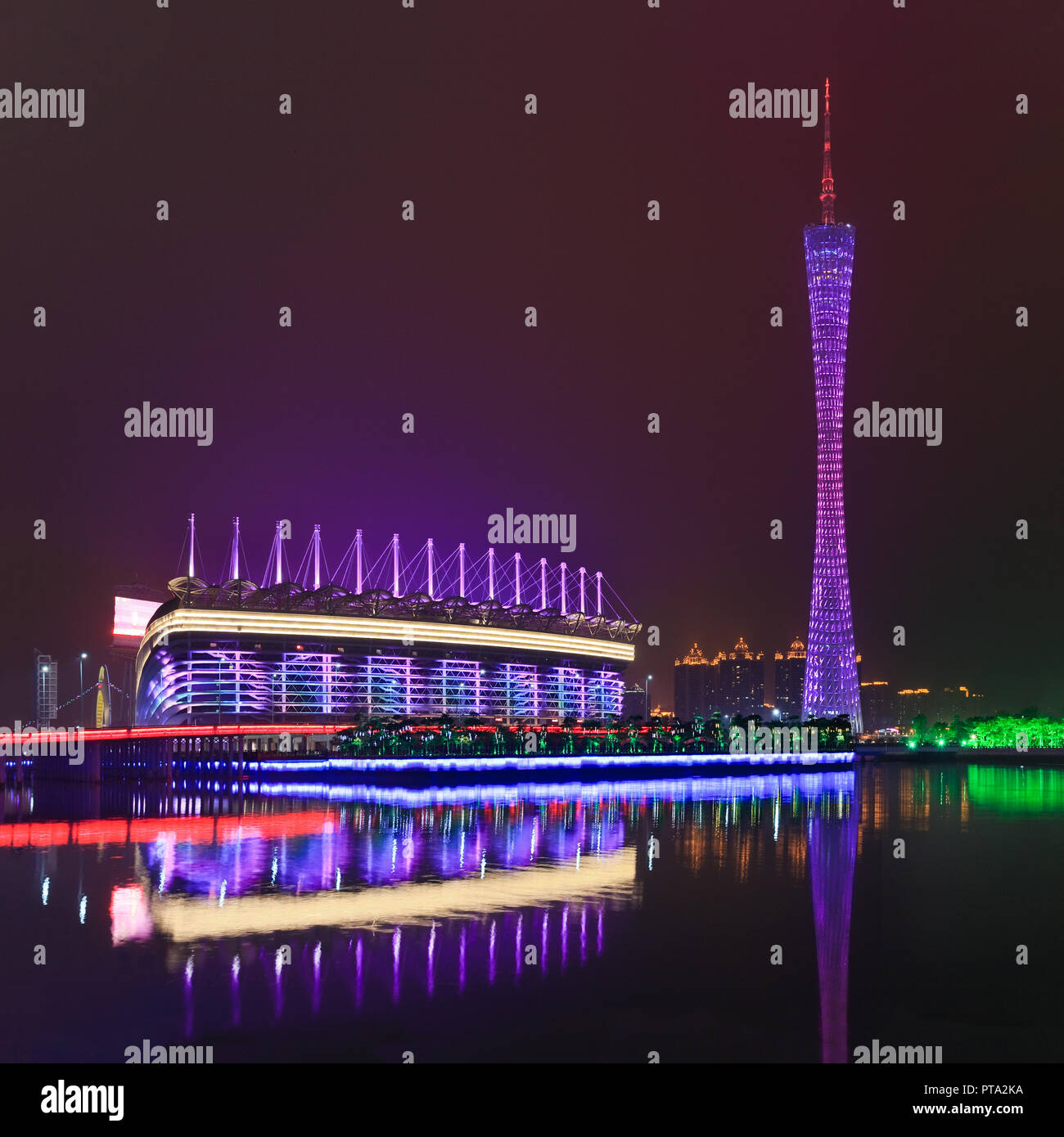 Stade des Jeux Asiatiques avec 604 mètres Canton Tower. Les Jeux Asiatiques de 2010, a été un événement multisports célébré à Guangzhou. Banque D'Images