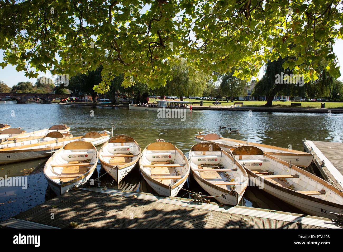 L'Aviron bateaux amarrés sur la rivière Avon à l'extérieur du théâtre de Shakespeare. Les bateaux sont nommées d'après des personnages de Shakespeare. Banque D'Images