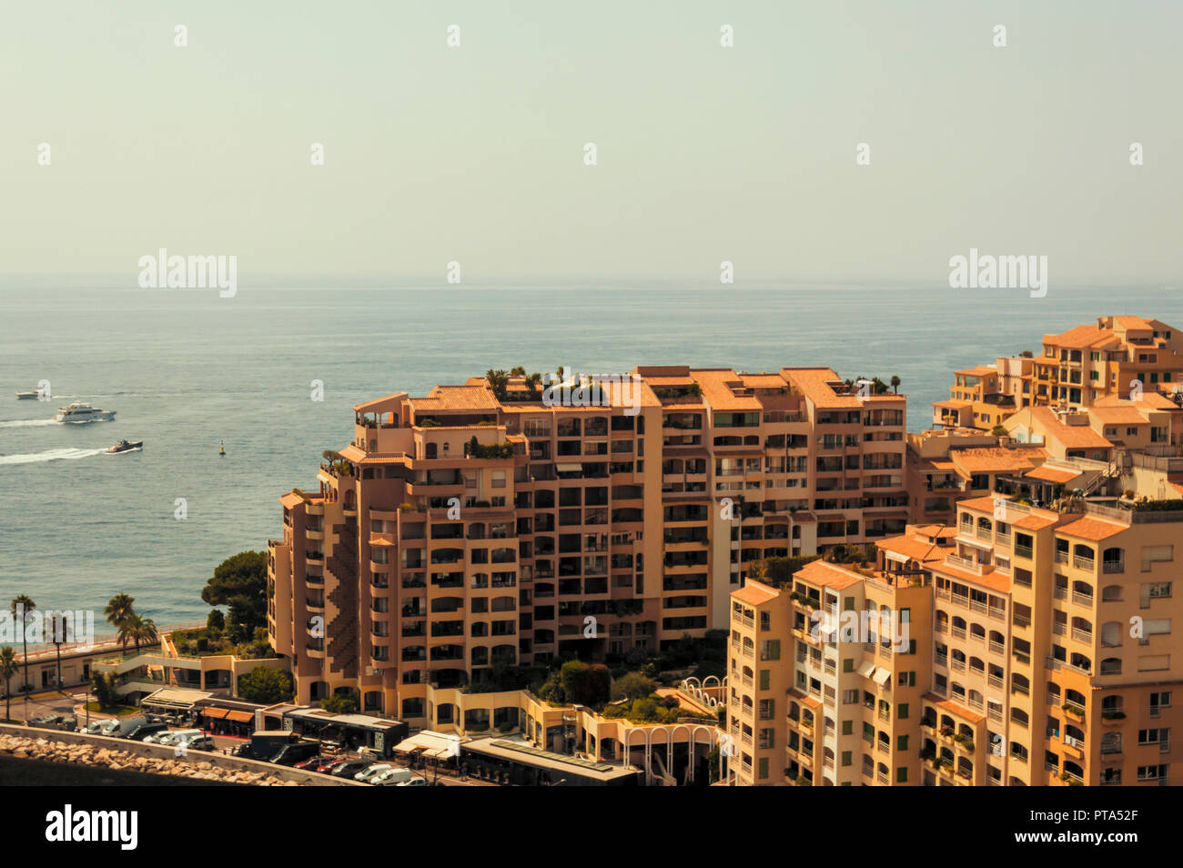 Quartier Fontvieille dans la Principauté de Monaco lors d'une journée d'été Banque D'Images