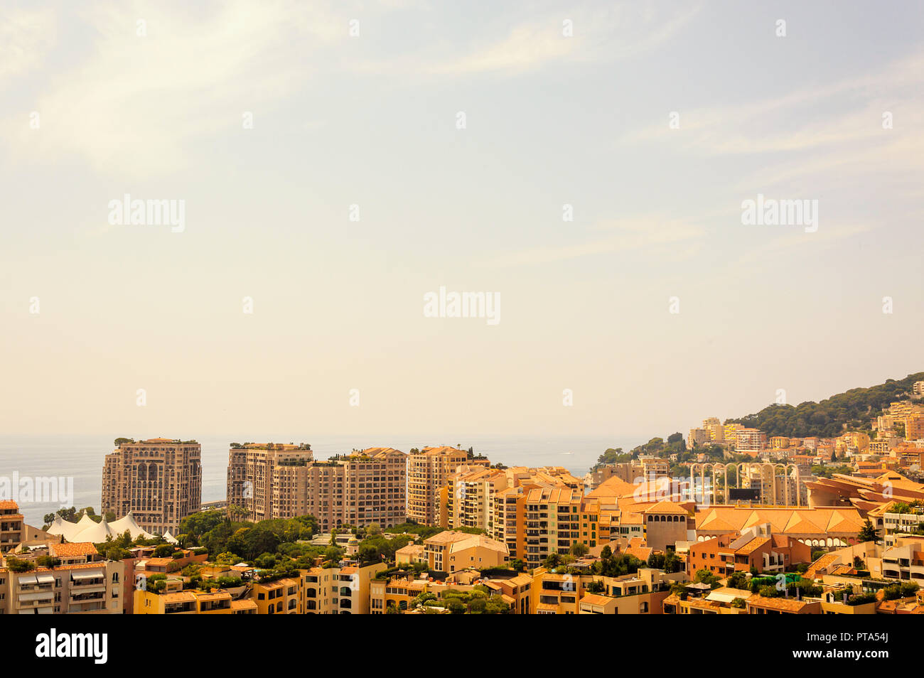 Quartier Fontvieille dans la Principauté de Monaco lors d'une journée d'été Banque D'Images