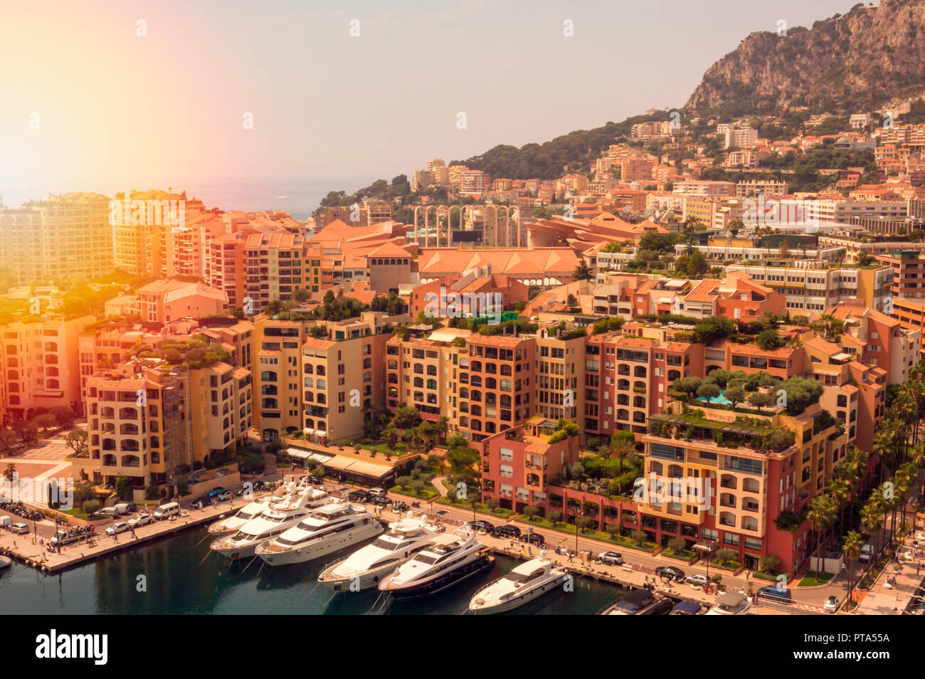 Quartier Fontvieille dans la Principauté de Monaco lors d'une journée d'été Banque D'Images