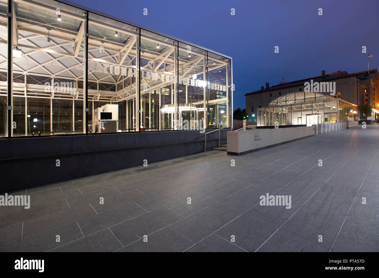 USA Washington DC de l'application de la loi nationale à côté du Musée National Law Enforcement Officers Memorial nuit extérieur Banque D'Images