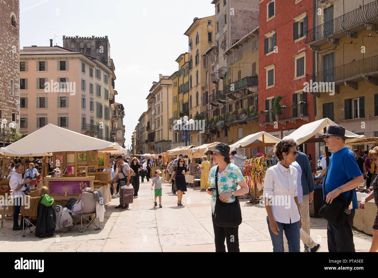 Vérone, Italie - 6 mai 2018 : les touristes en marché à la Piazza Erbe dans la journée ensoleillée. Marché traditionnel à Piazza Erbe à Vérone attire de nombreux touristes un Banque D'Images