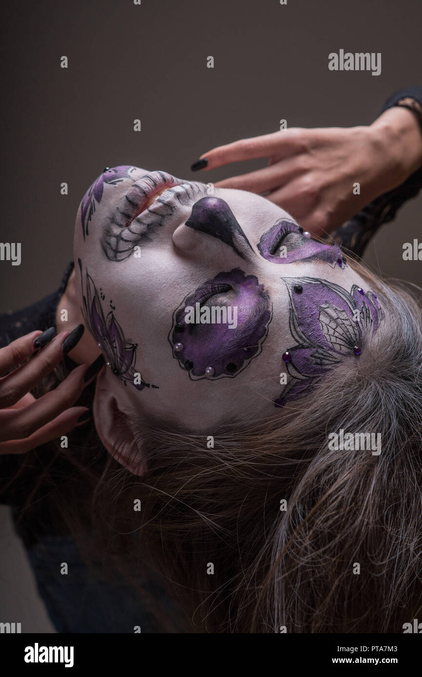 Close-up portrait of a Girl with a dead man's make-up pour l'Halloween Banque D'Images
