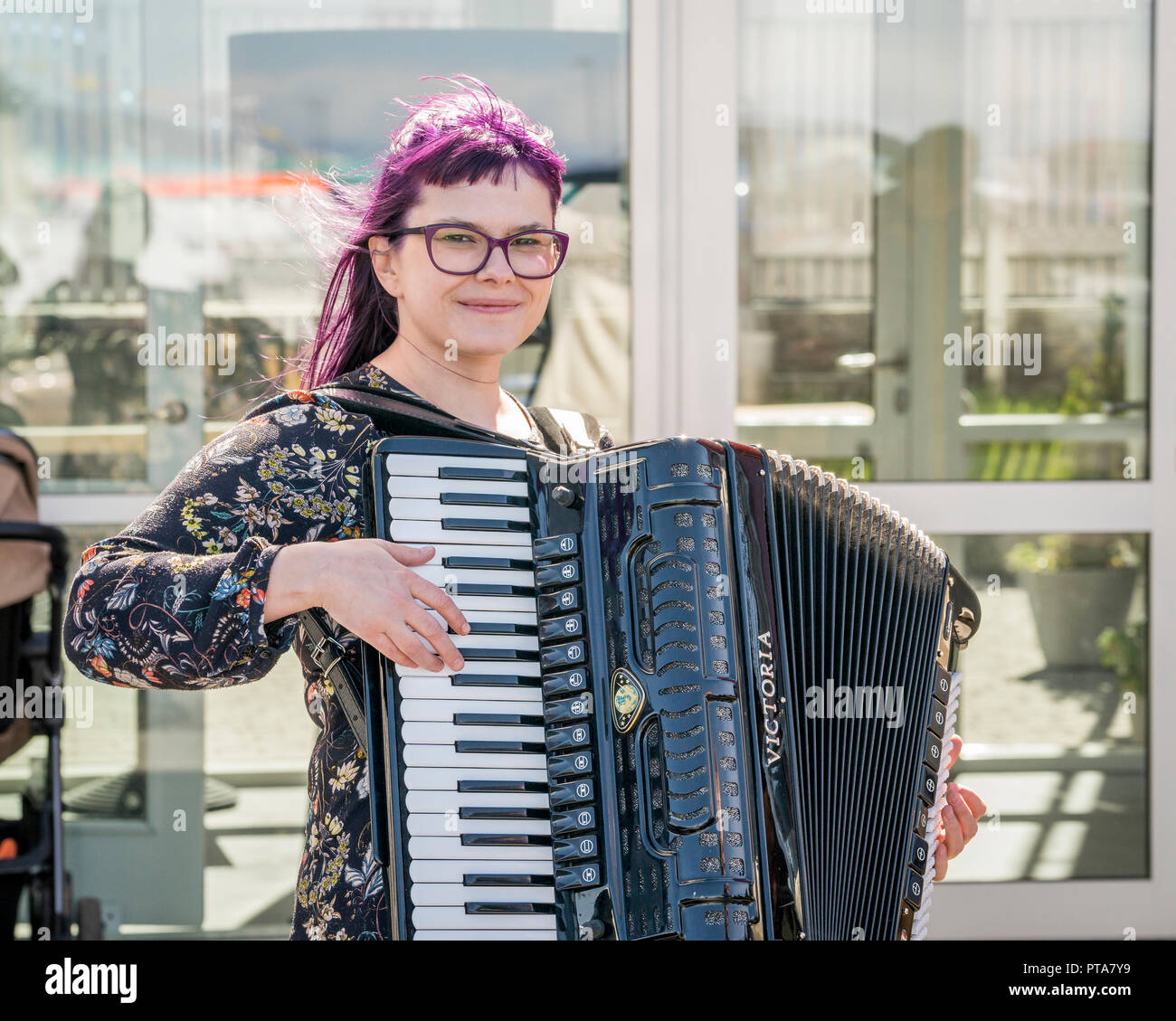 Femme jouant de l'accordéon, Summer Festival, Seaman's Day, (Sjomannadagurinn) Reykjavik, Islande Banque D'Images