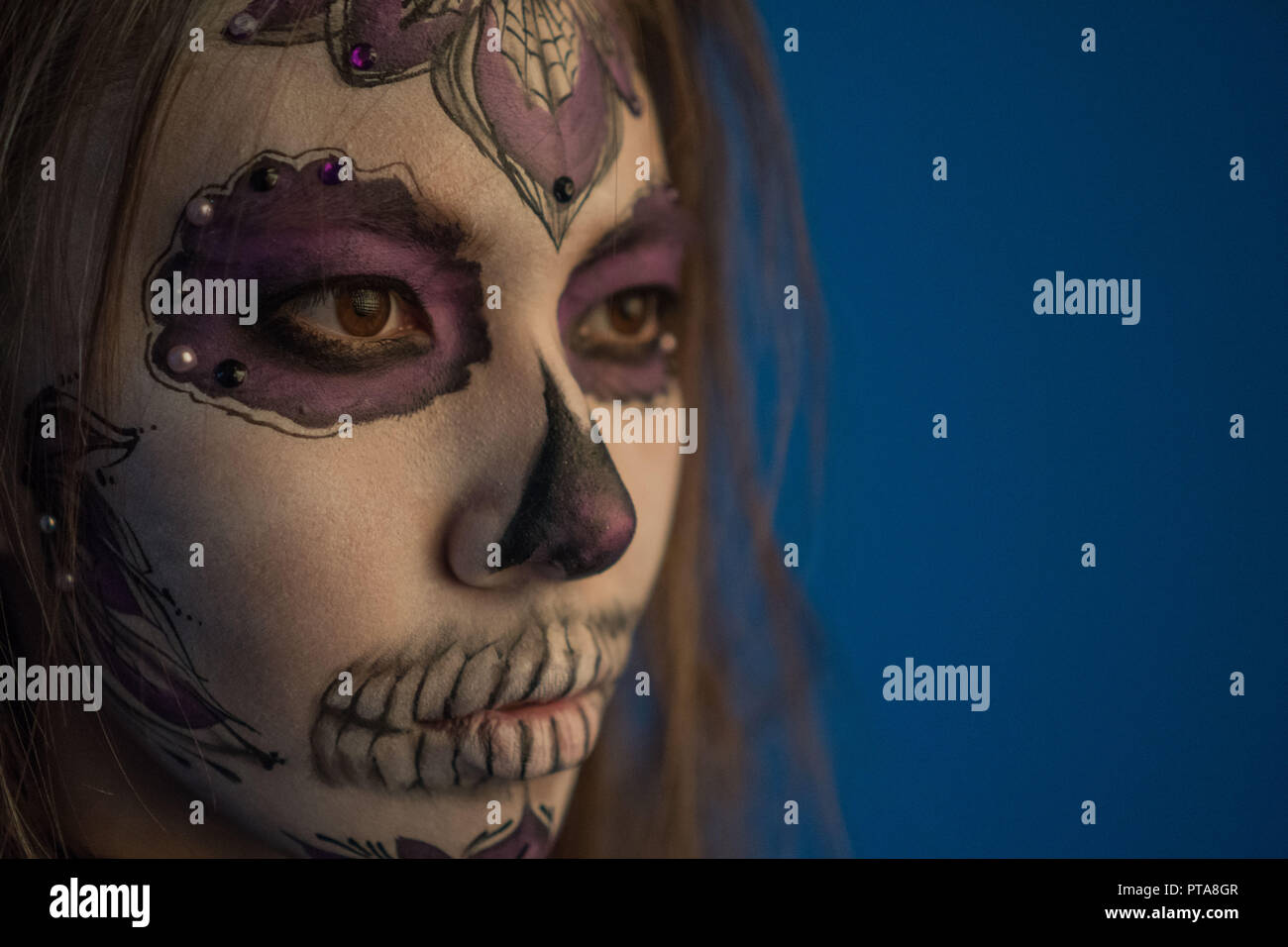 Close-up portrait of a Girl with a dead man's make-up pour l'Halloween Banque D'Images