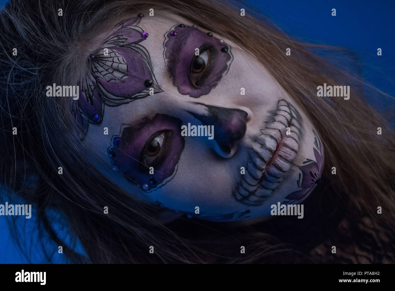 Close-up portrait of a Girl with a dead man's make-up pour l'Halloween Banque D'Images