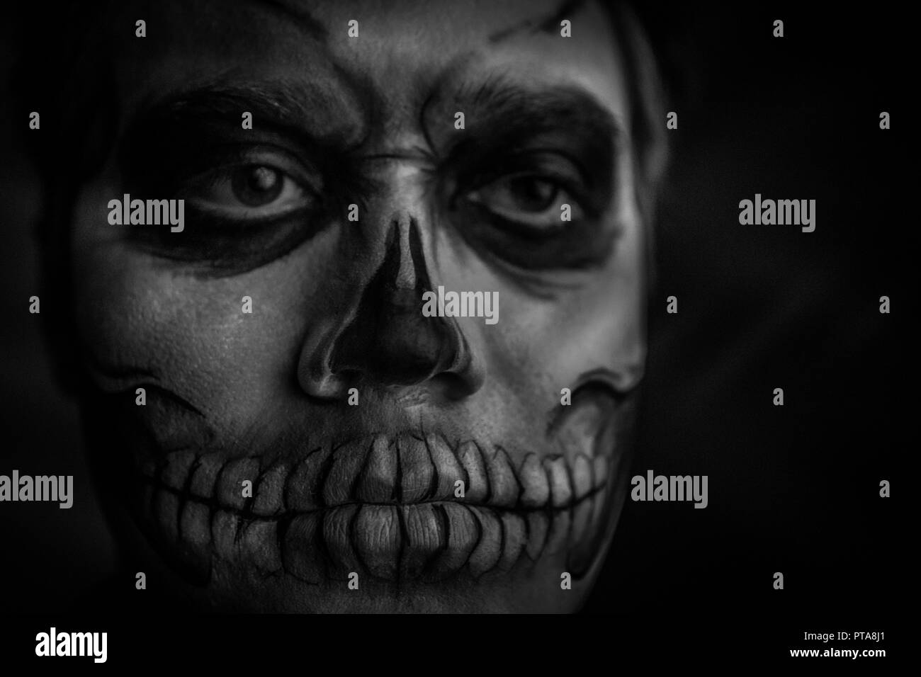 Close-up portrait of a man with a dead man's face à l'halloween. photo en noir et blanc Banque D'Images