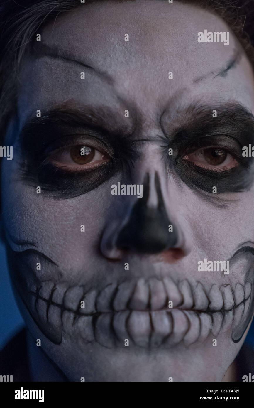 Close-up portrait of a man with a dead man's face à l'halloween. Banque D'Images