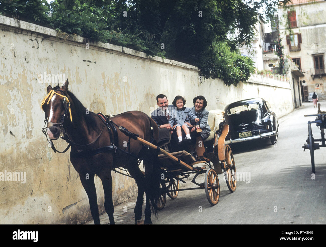 Les familles des militaires américains bénéficiant d'une randonnée en buggy tiré par des chevaux dans l'Europe d'après-guerre, 1951 Banque D'Images