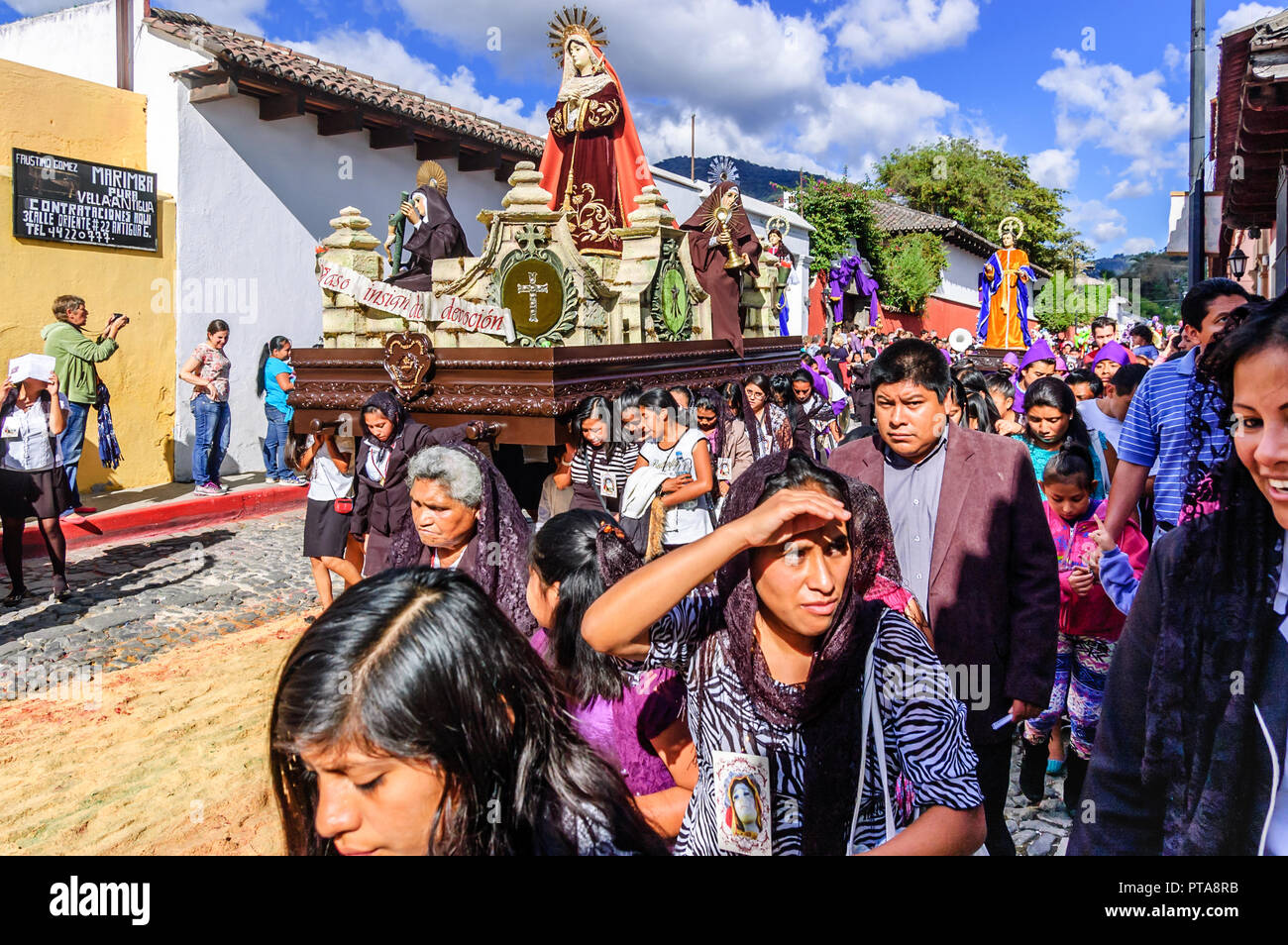 Antigua, Guatemala - Mar 1, 2015 : carême procession en site du patrimoine mondial de l'UNESCO avec les plus célèbres célébrations de la Semaine Sainte en Amérique latine. Banque D'Images