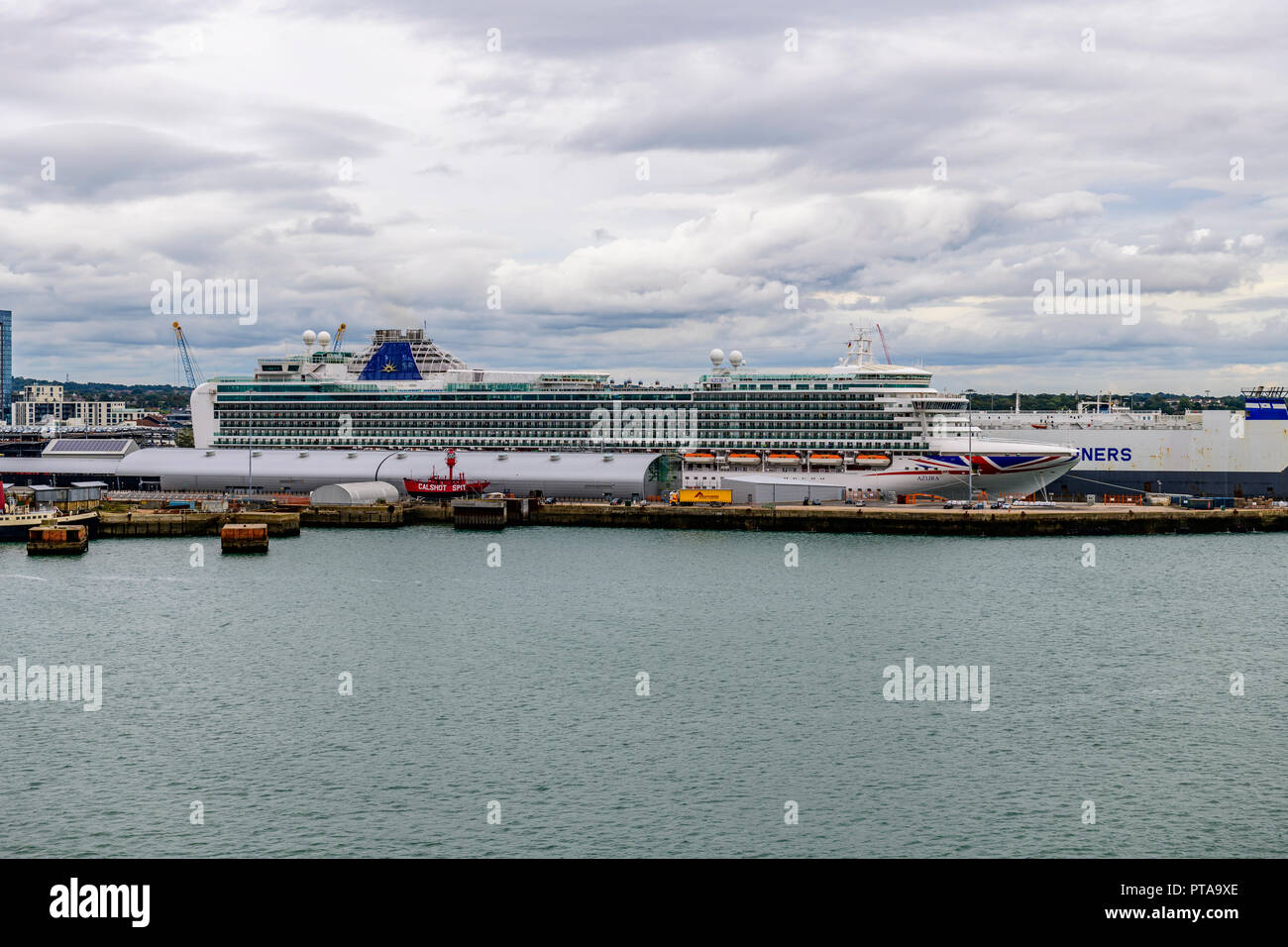 Carnival / P & O Azura à quai à Southampton Banque D'Images