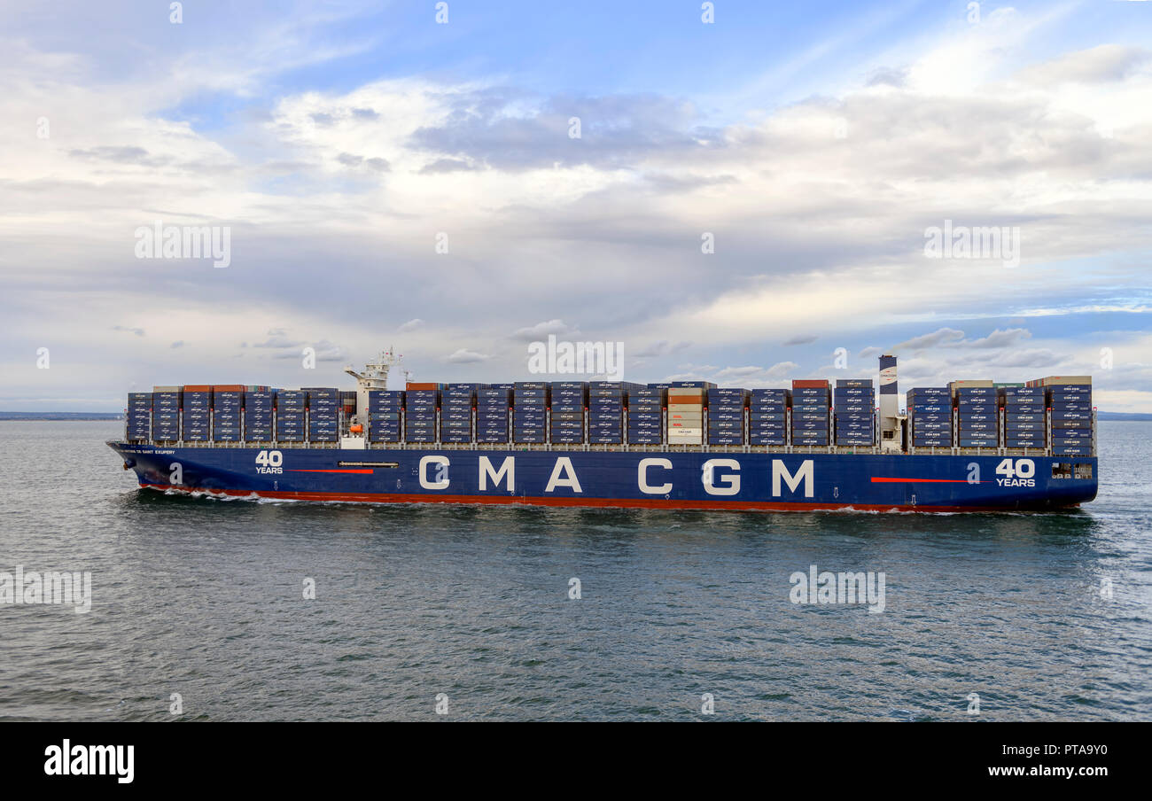 Cargo conteneur CMA CGM Antoine de Saint Exupery entrant dans l'eau / Southampton docks UK Banque D'Images