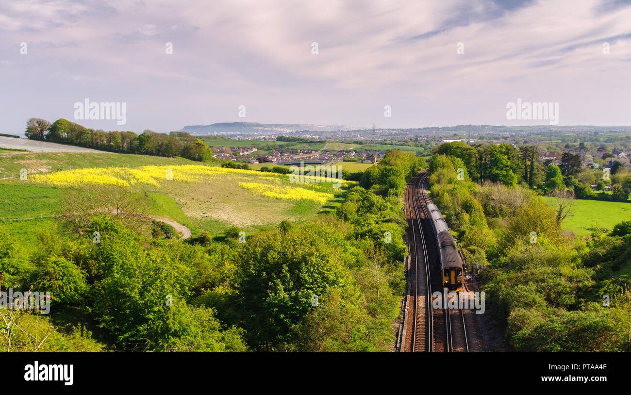 Weymouth, Angleterre, Royaume-Uni - 18 mai 2013 : une paire de First Great Western Railway trains de voyageurs quittent la ville balnéaire de Weymouth de Dorset. Banque D'Images