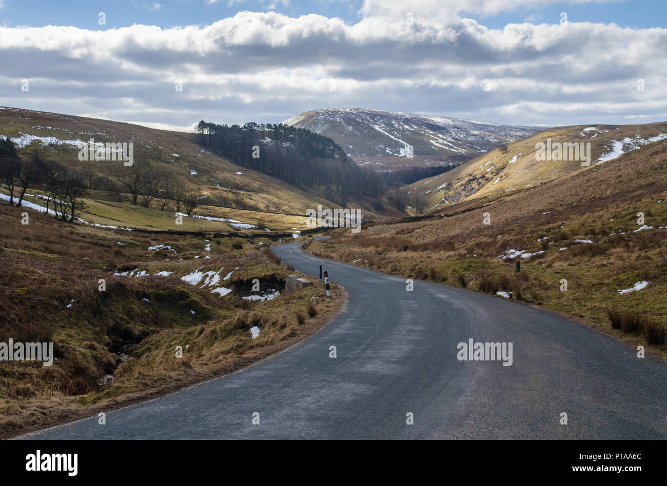 Un étroit chemin de campagne serpentant dans la vallée profonde de l'auge de Bowland sous les collines de Lancashire dans le nord de l'Angleterre. Banque D'Images