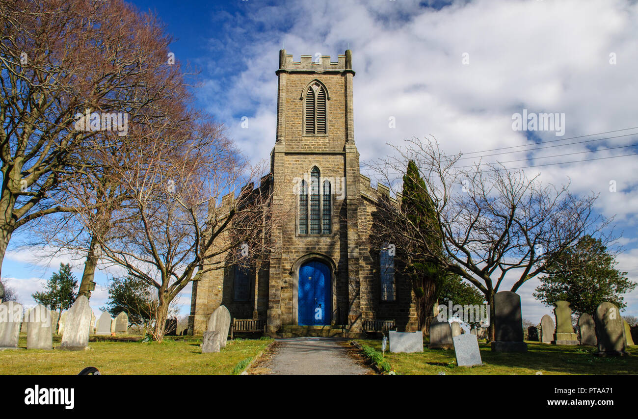 Bentham, England, UK - 1 Avril 2013 : Après-midi soleil brille sur la face ouest et la tour de St Margaret's, l'ancienne église de la paroisse anglicane de Ben Banque D'Images