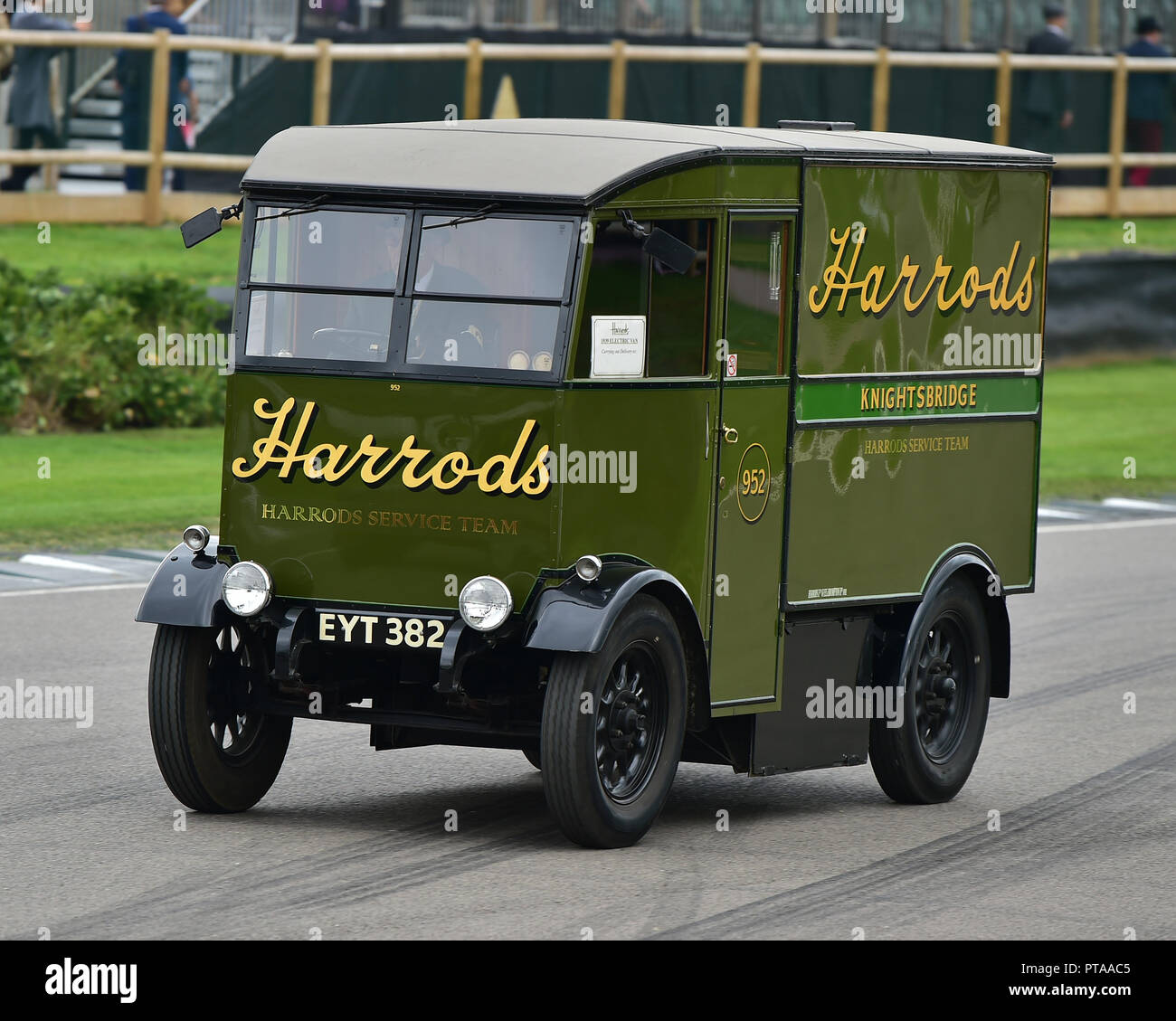 Harrods fourgon électrique, 1939, British Transport Parade, Goodwood Revival 2018, septembre 2018, automobiles, voitures, course, circuit, classique, la concurrence Banque D'Images