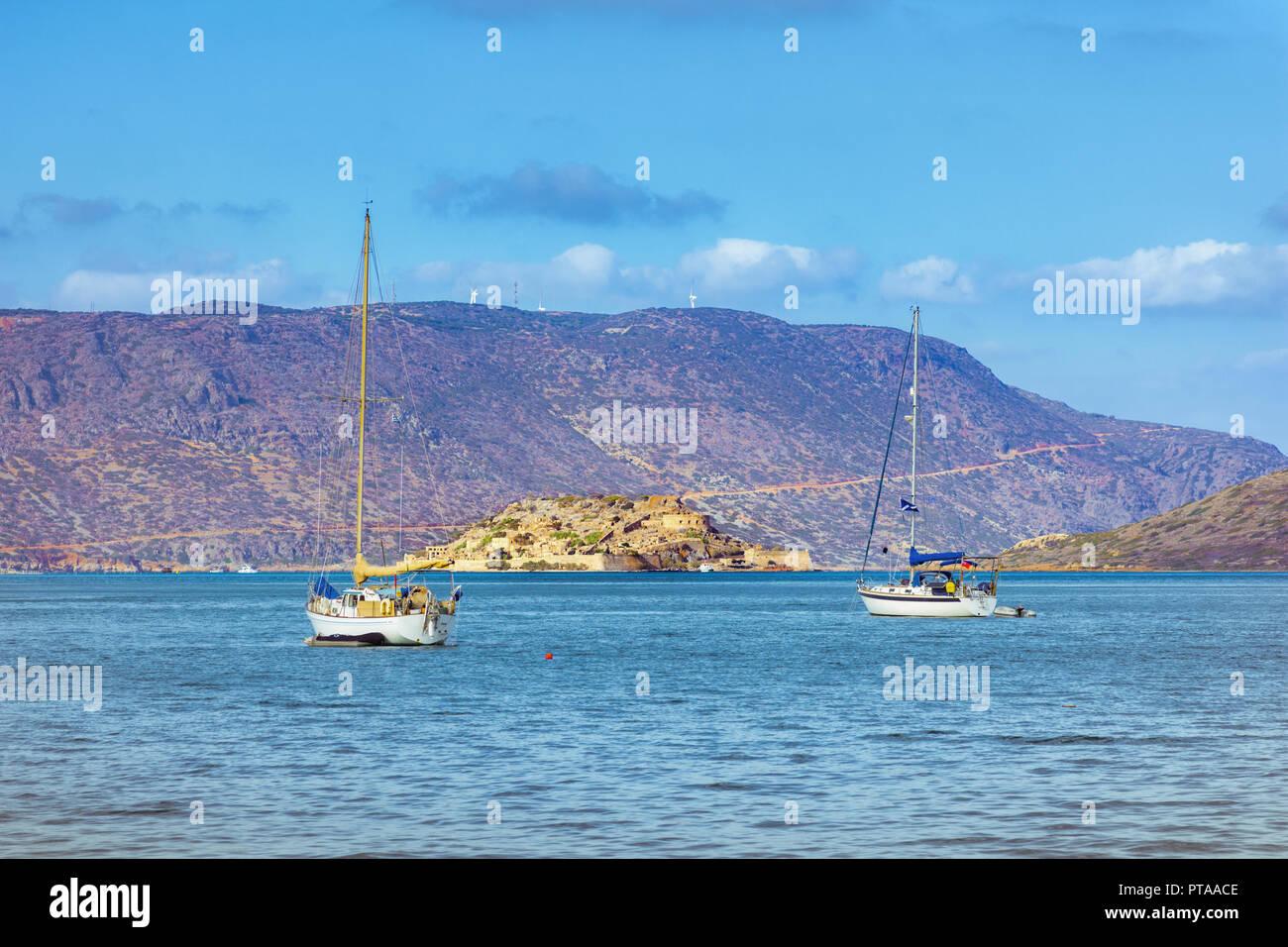 Vue sur l'île de Spinalonga avec mer calme. Ici ont été isolés des lépreux, les humains avec la maladie de Hansen, le golfe d'Elounda, Crète, Grèce. Banque D'Images