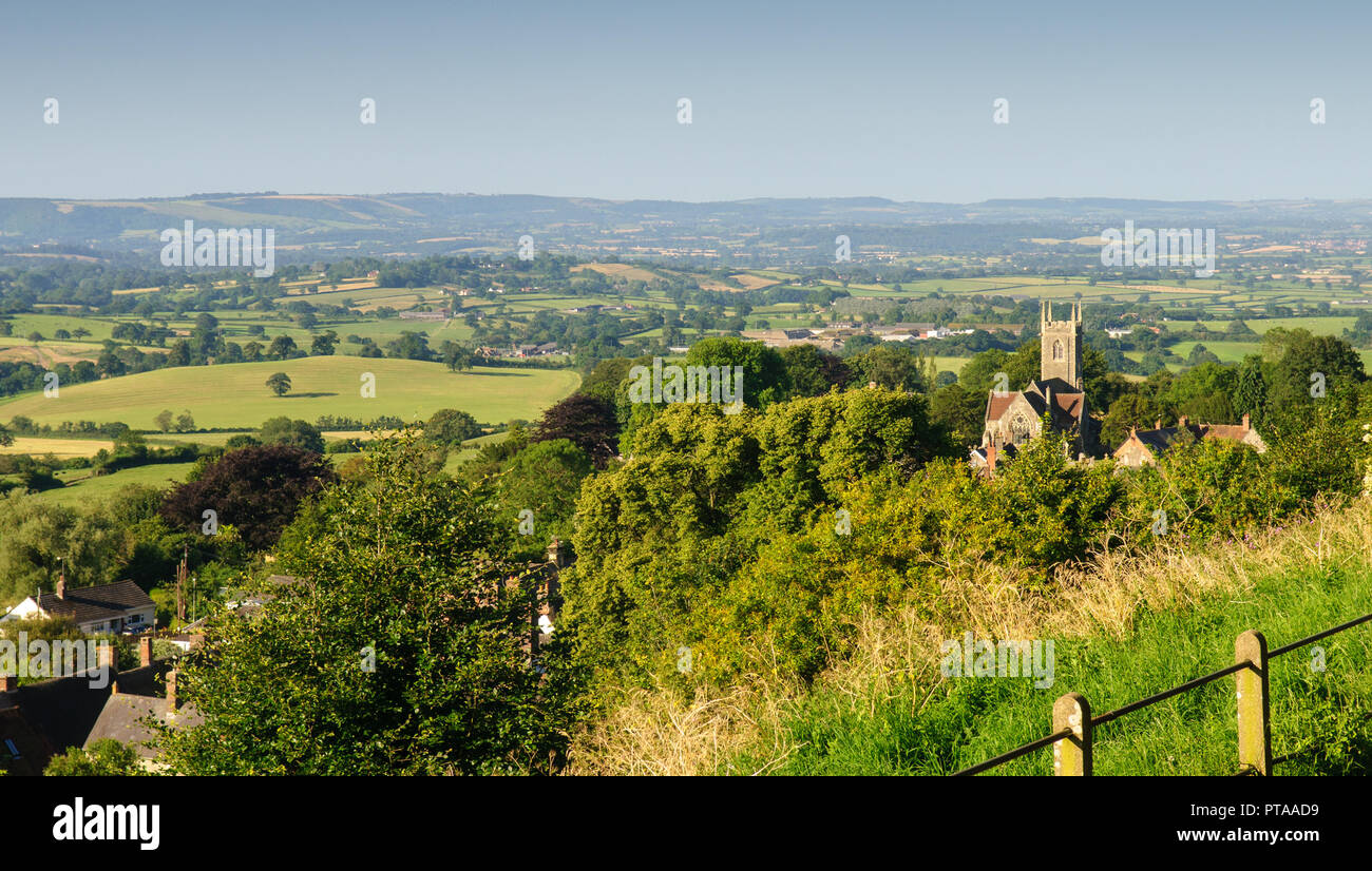 Les producteurs laitiers et agricoles de la vallée de Blackmore présente une mosaïque de champs de pâturage et de bois vue du parc à pied dans la ville de Shaftesbury. Banque D'Images