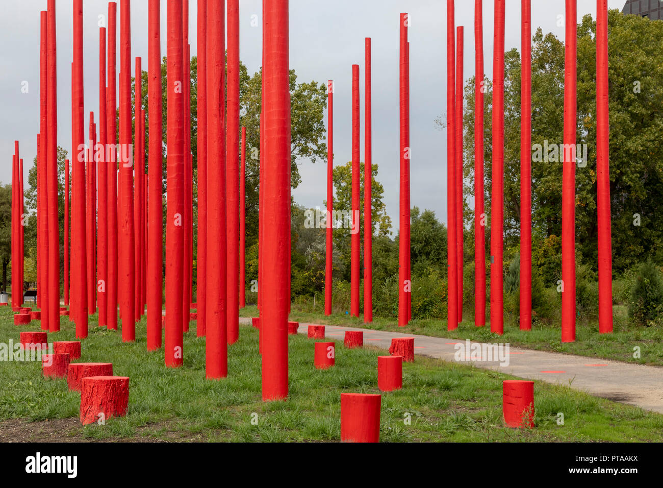 Southfield, Michigan - Pôle Rouge Park, un projet d'art public créé avec de vieux poteaux électriques et les souches d'arbre. Banque D'Images