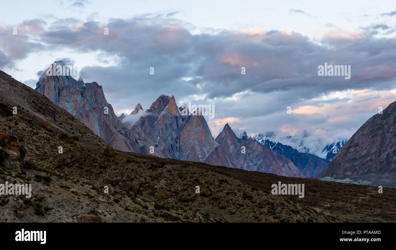 Pics de Paiju, cathédrale de Thunmo, pics de Biange I et II au coucher du soleil, vus de Payu, Karakoram, Pakistan Banque D'Images