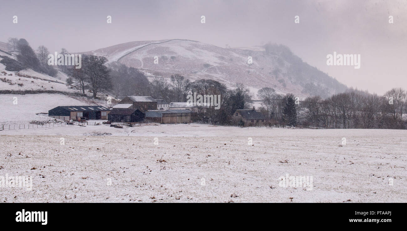 Keswick, England, UK - 21 Février 2010 : chutes de neige sur les moutons et les granges dans une basse-cour en vertu de l'Bleaberry est tombé dans la montagne du Lake District Angleterre nationa Banque D'Images