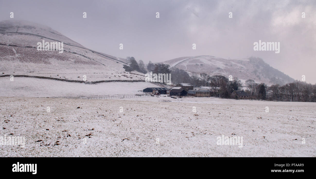 Keswick, England, UK - 21 Février 2010 : chutes de neige sur les moutons et les granges dans une basse-cour en vertu de cercle de pierres de Castlerigg est tombé dans la montagne du Lake District Angleterre nation Banque D'Images