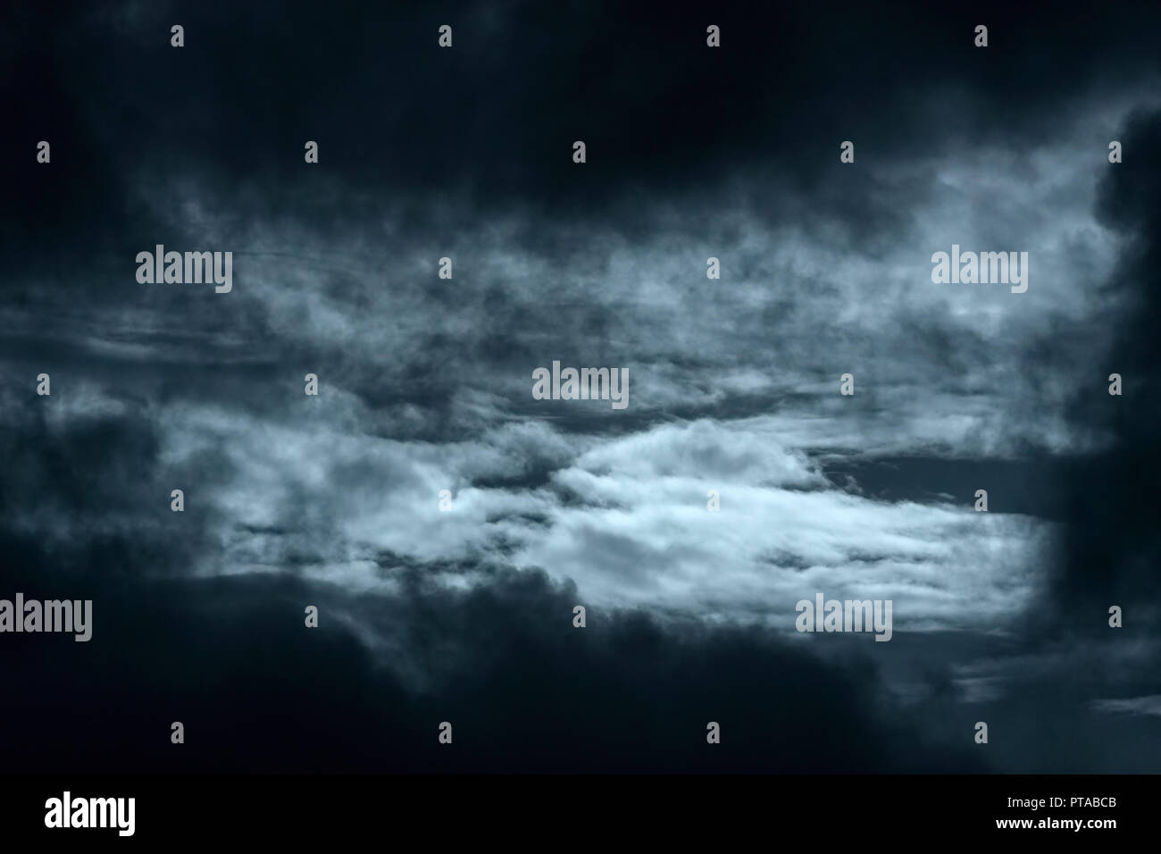 Blue tons sombres nuages avant l'orage Banque D'Images