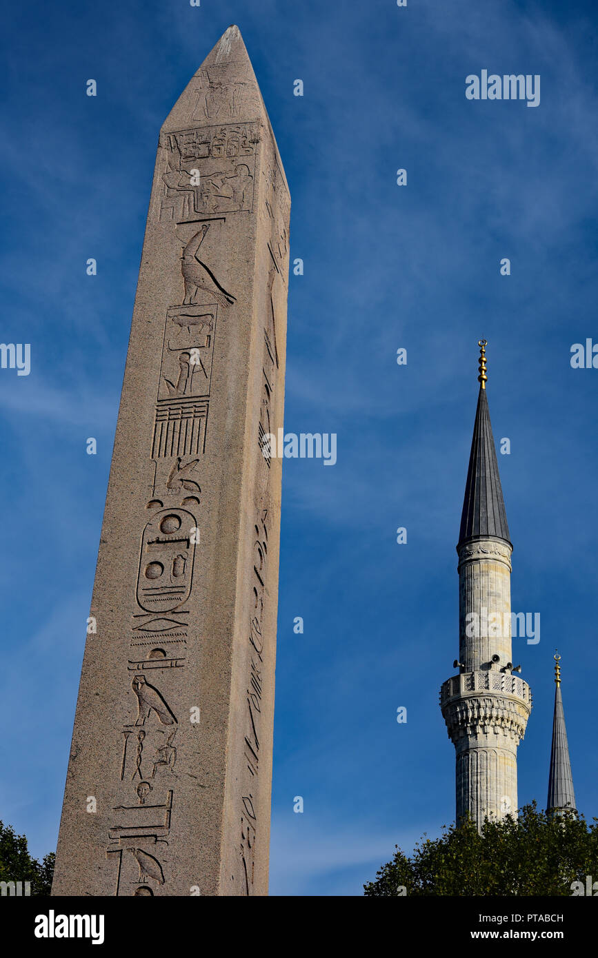 Obélisque de Théodose, Hippodrome de la ville et les minarets de la mosquée bleue en arrière-plan, la Place Sultanahmet, Istanbul, Turquie. Banque D'Images