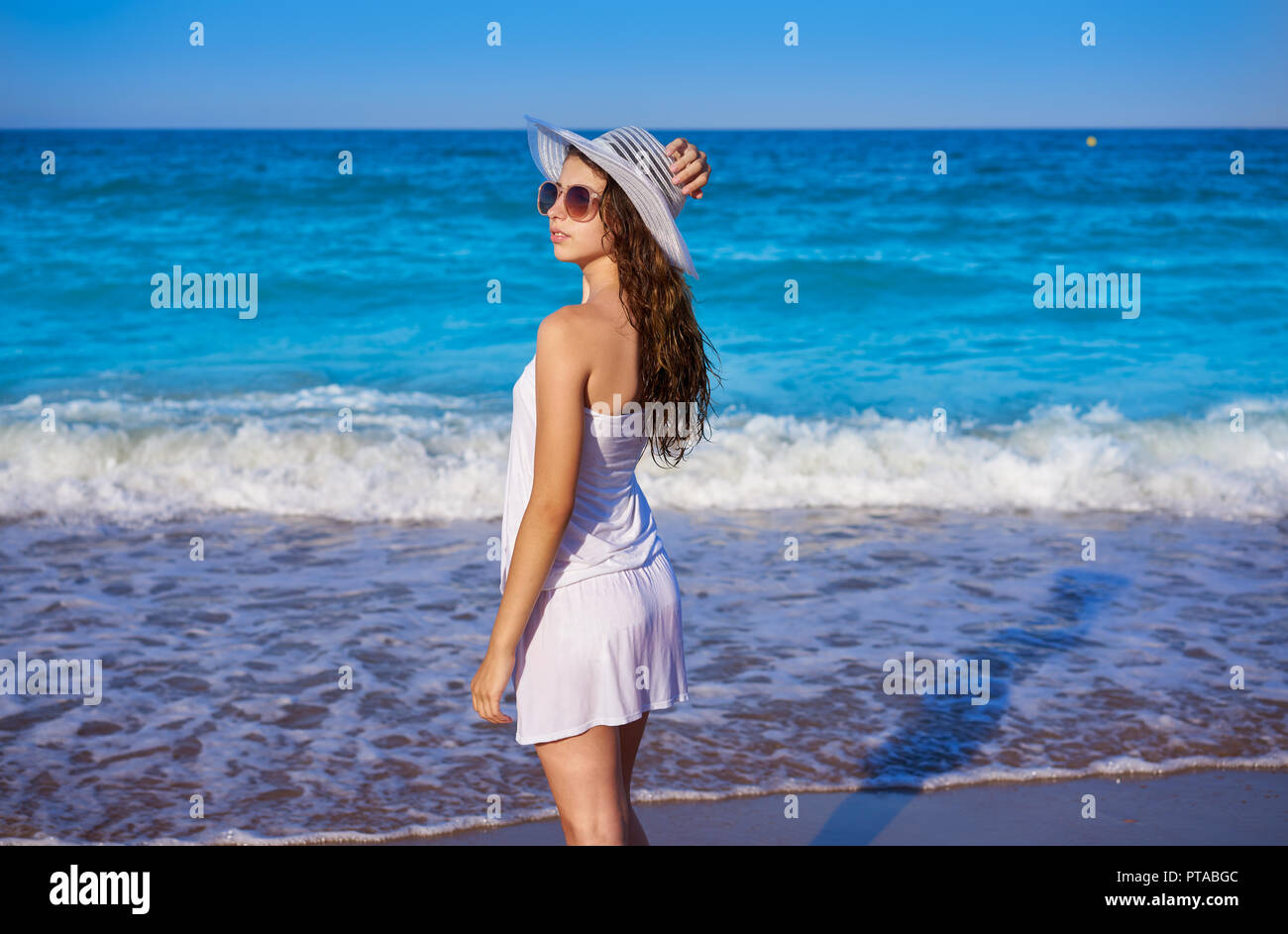 Fille Avec Chapeau De Plage En Bord De Mer Avec Vue De