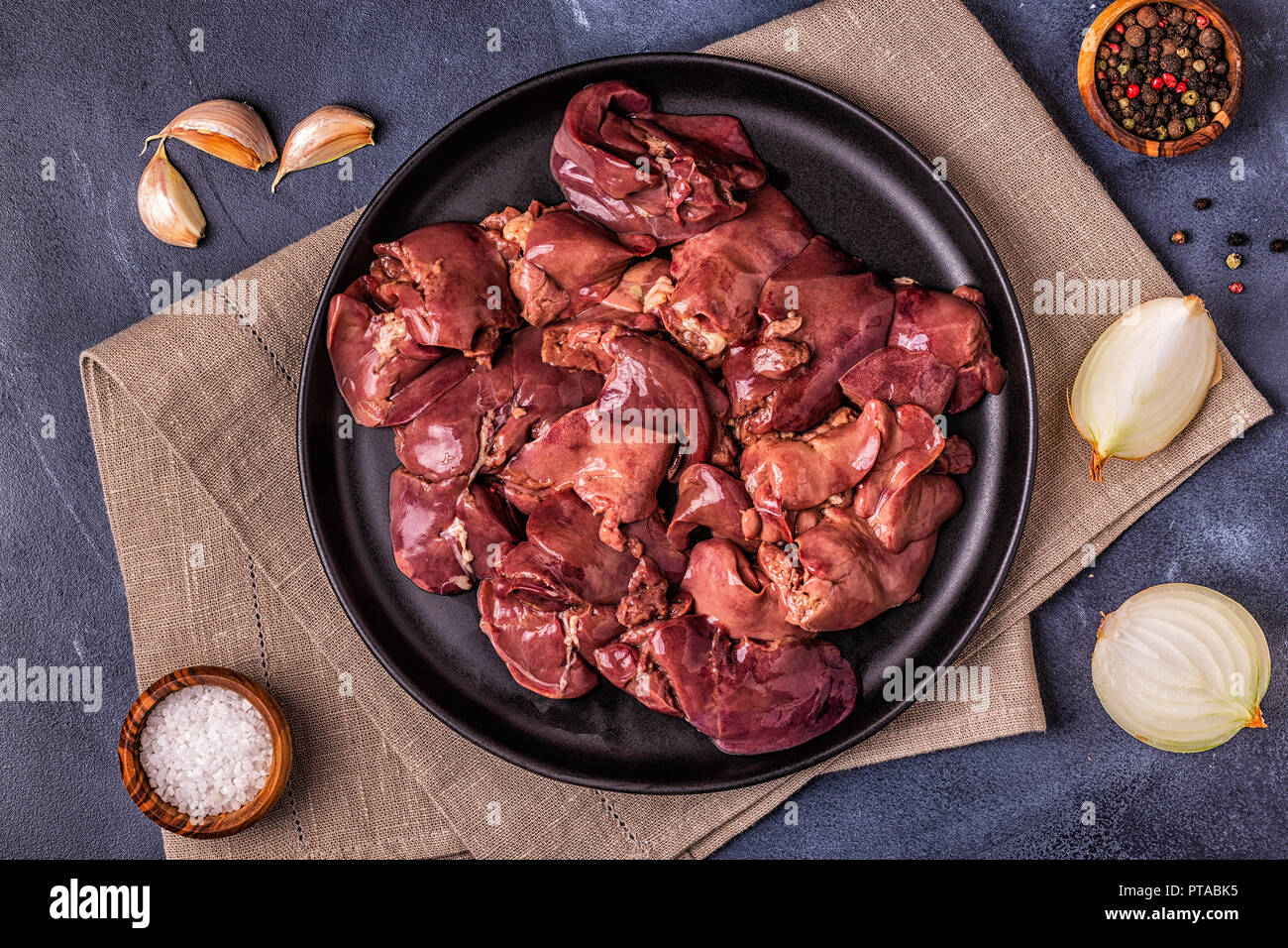 Le poulet cru foie, vue d'en haut. Banque D'Images