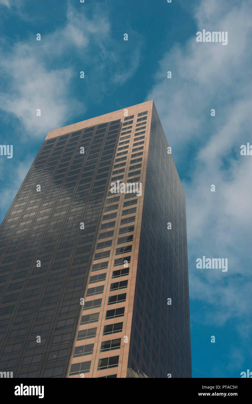 Un grand ciel bleu avec grattoir ville Ciel et nuages Banque D'Images