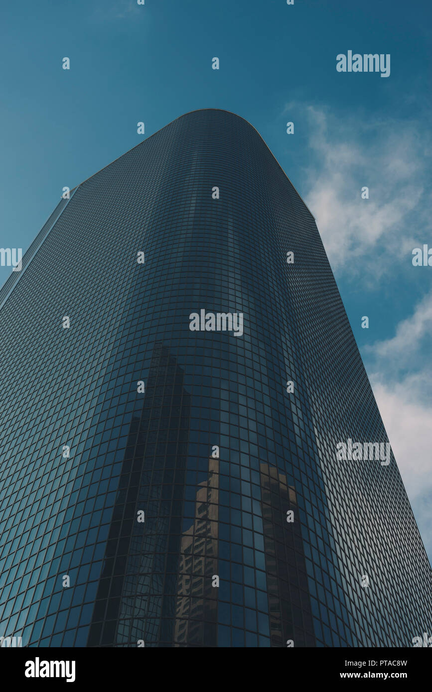 Grande ville haute jusqu'à la décapeuse ciel bleu Banque D'Images