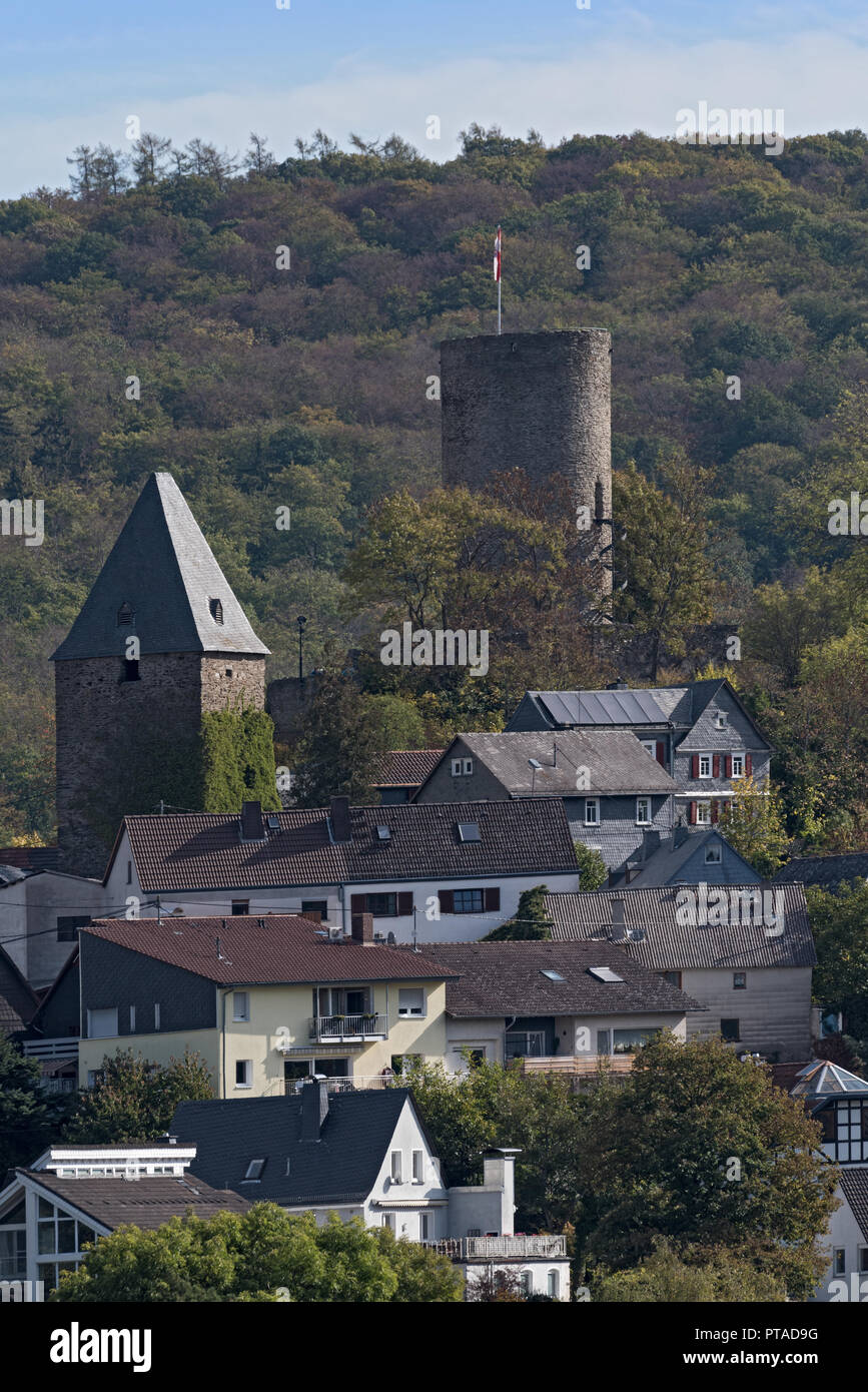 Vue depuis Neuweilnau sur la municipalité de Altweilnau et sa ruine du château. Banque D'Images