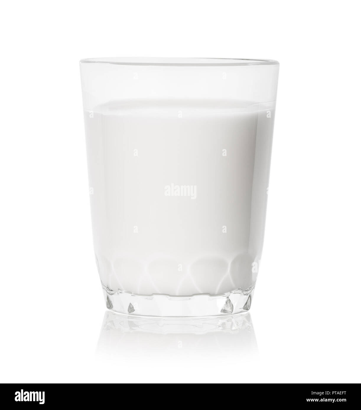 Verre de lait faible isolé sur fond blanc Banque D'Images