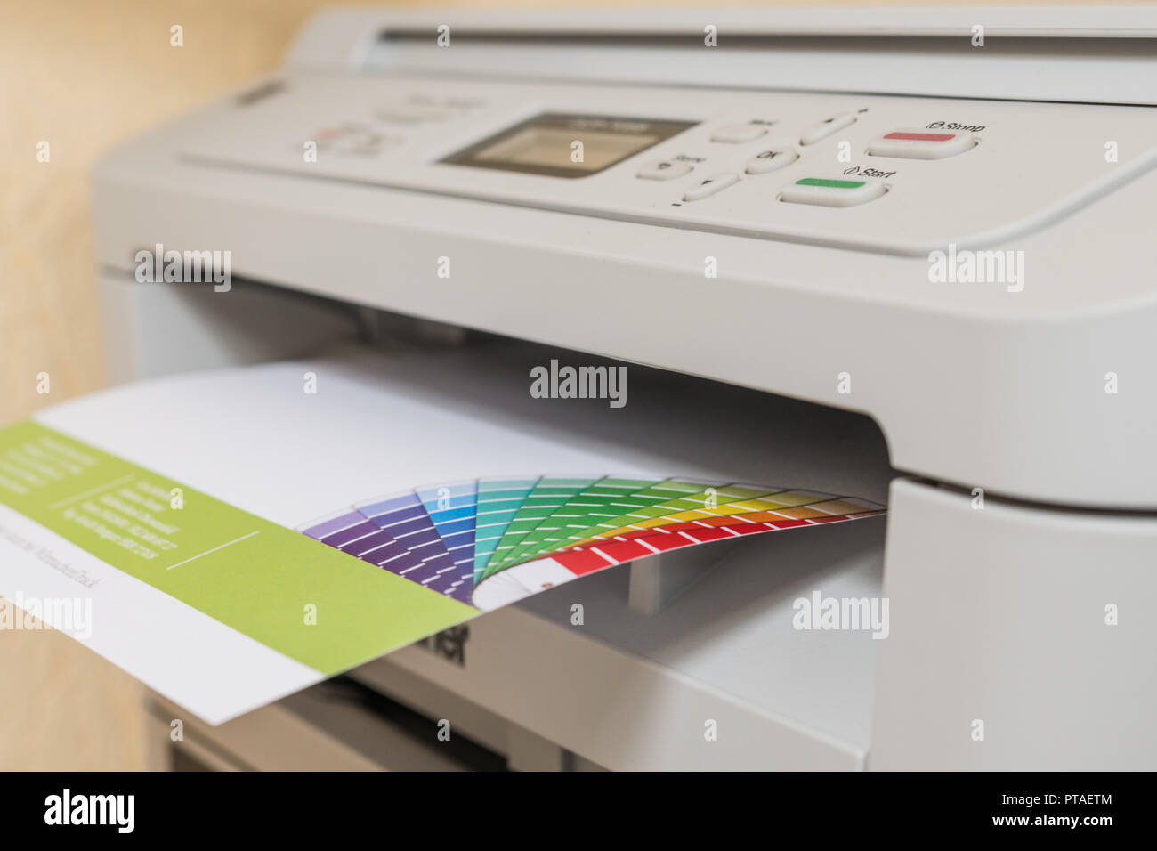 Feuille de papier imprimée sort de l'imprimante Photo Stock - Alamy