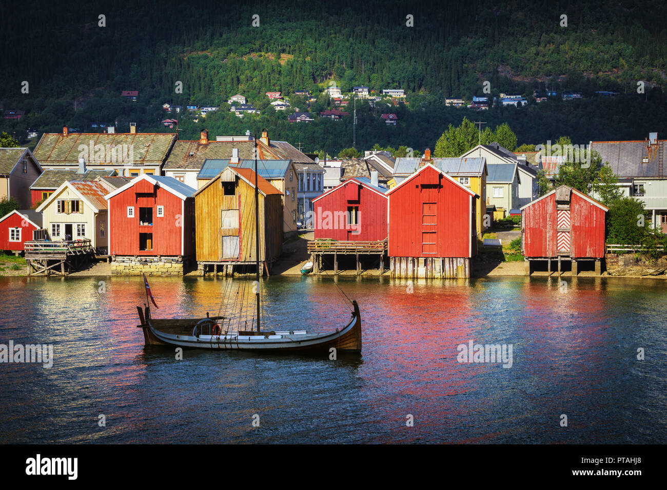 Vieux Port en bois Mosjøen, dans le nord de la Norvège. Banque D'Images