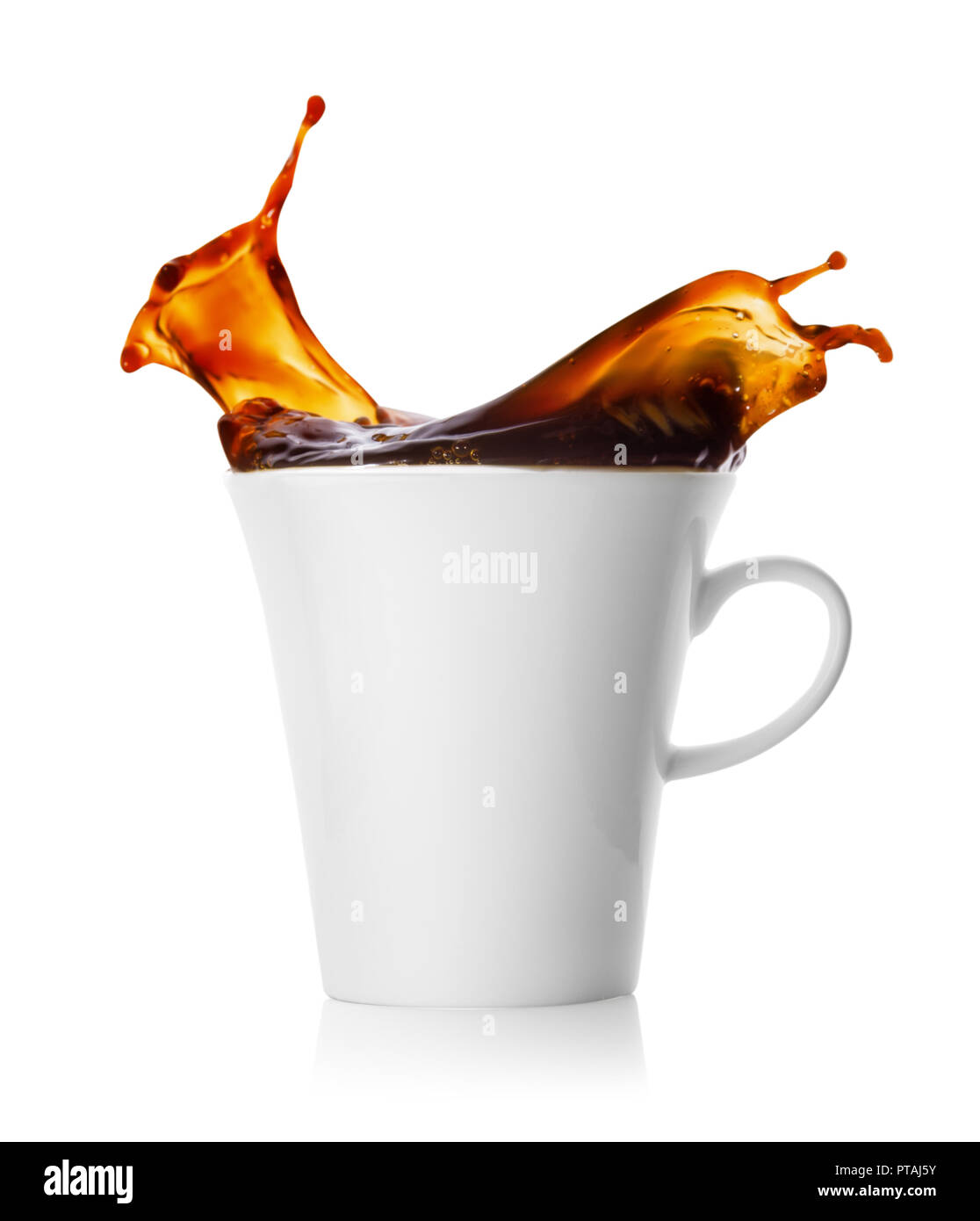 Touche de café dans une tasse isolé sur fond blanc Banque D'Images