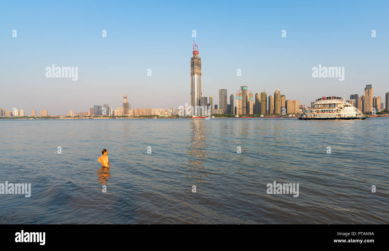 4 octobre 2018, Wuhan Chine : Homme natation dans la rivière Yangtze et à Wuhan en Chine à Shanghai skyline Banque D'Images