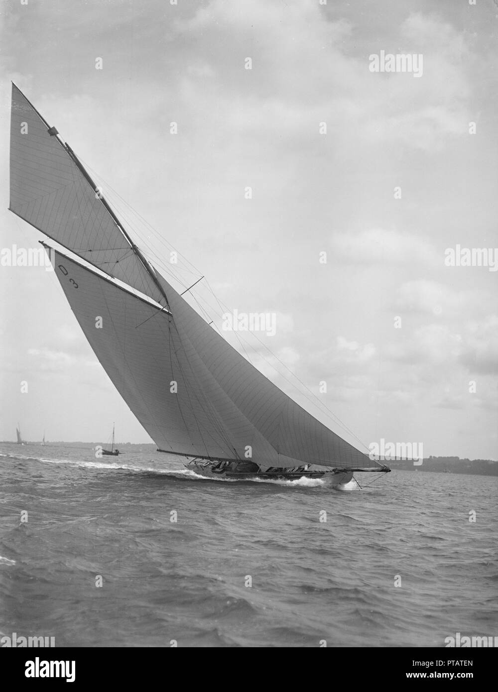 Le 15 Mètres yacht à 'Jeano" à réaliser de grands progrès, 1911. Créateur : Kirk & Sons de Cowes. Banque D'Images