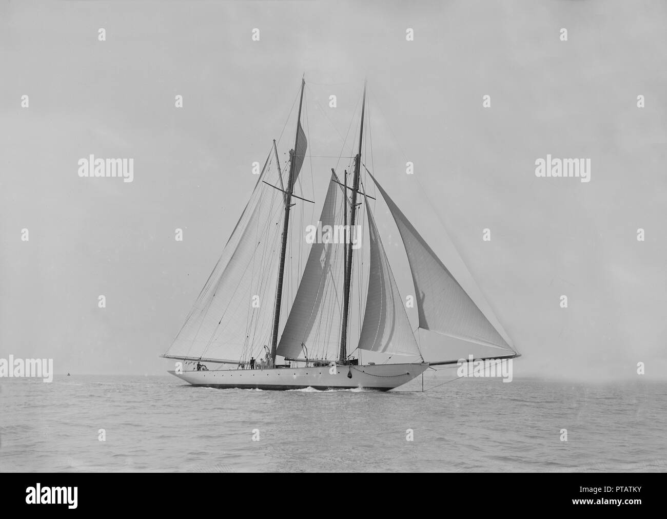 La goélette de course 'beau' Waterwitch, 1911. Créateur : Kirk & Sons de Cowes. Banque D'Images