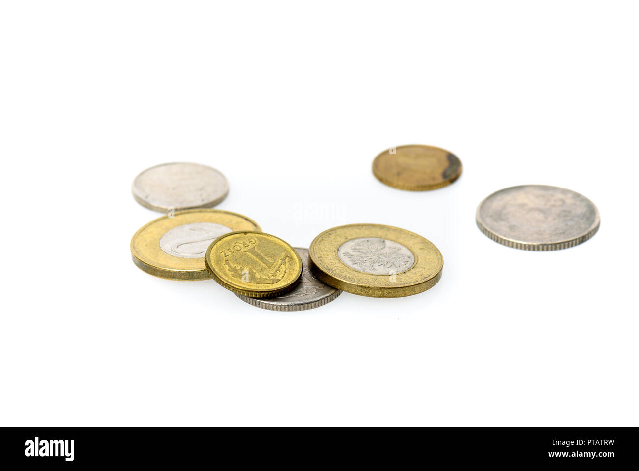 Différents Zloty Polonais et grosz coins isolé sur fond blanc. Polish zloty monnaie, monnaie, monnaie de Pologne fixant de manière aléatoire sur fond blanc Banque D'Images