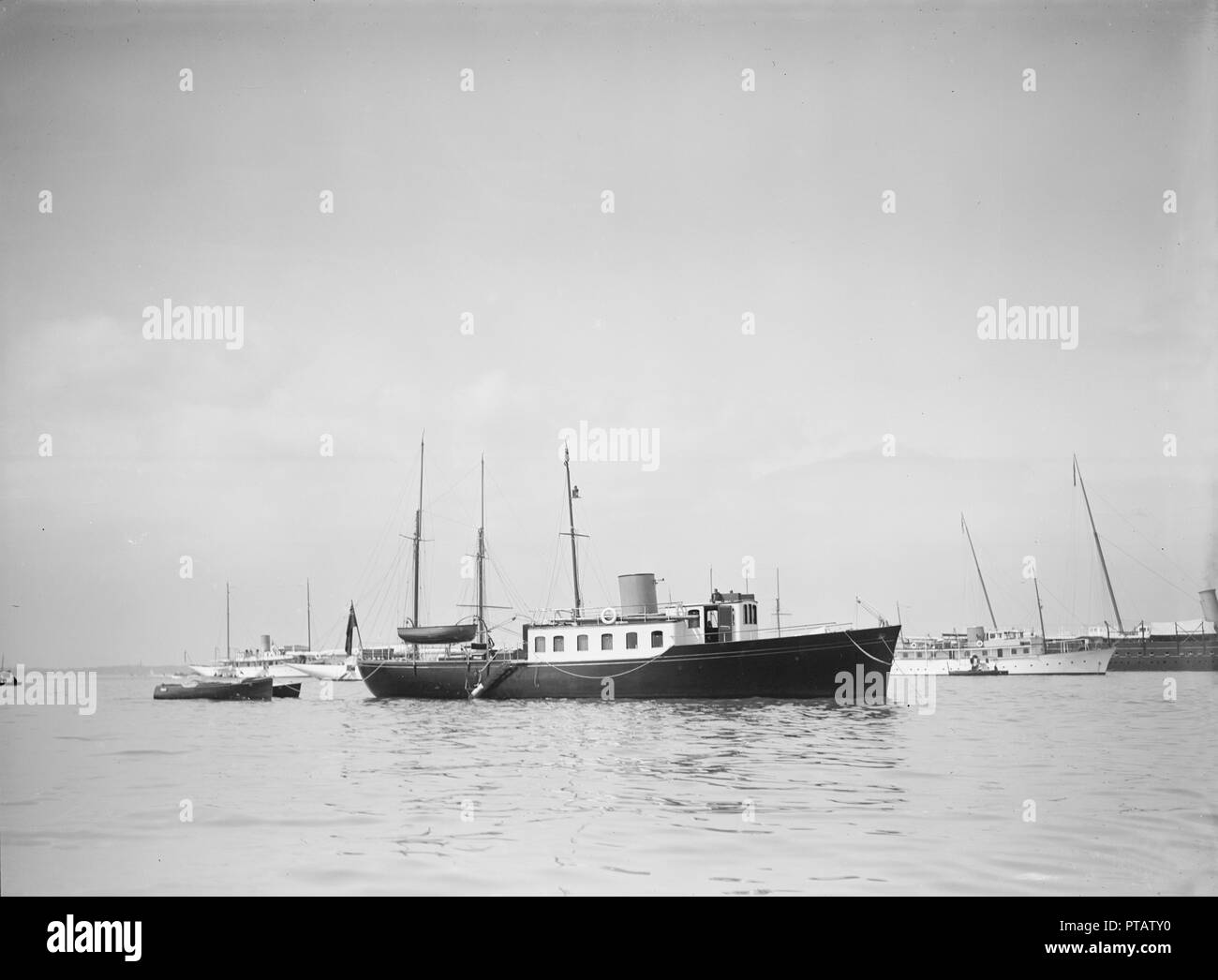 Les deux vis 80ft motor yacht de 'témoins' à l'ancre, 1934. Créateur : Kirk & Sons de Cowes. Banque D'Images