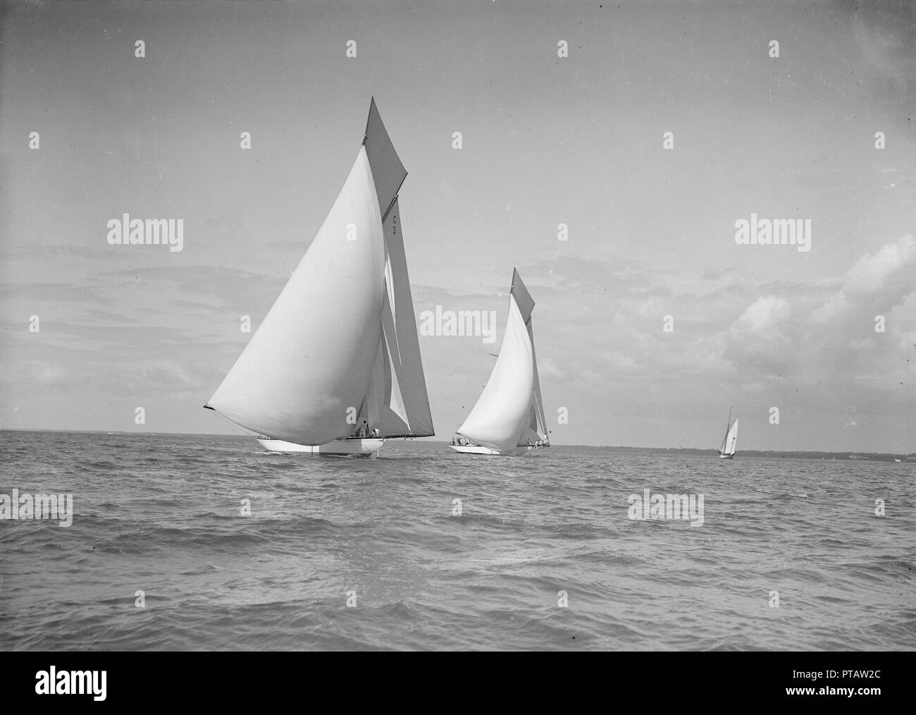 La classe 19 mètres 'Mariquita' & 'Corona' race sous spi sous le vent, 1911. Créateur : Kirk & Sons de Cowes. Banque D'Images