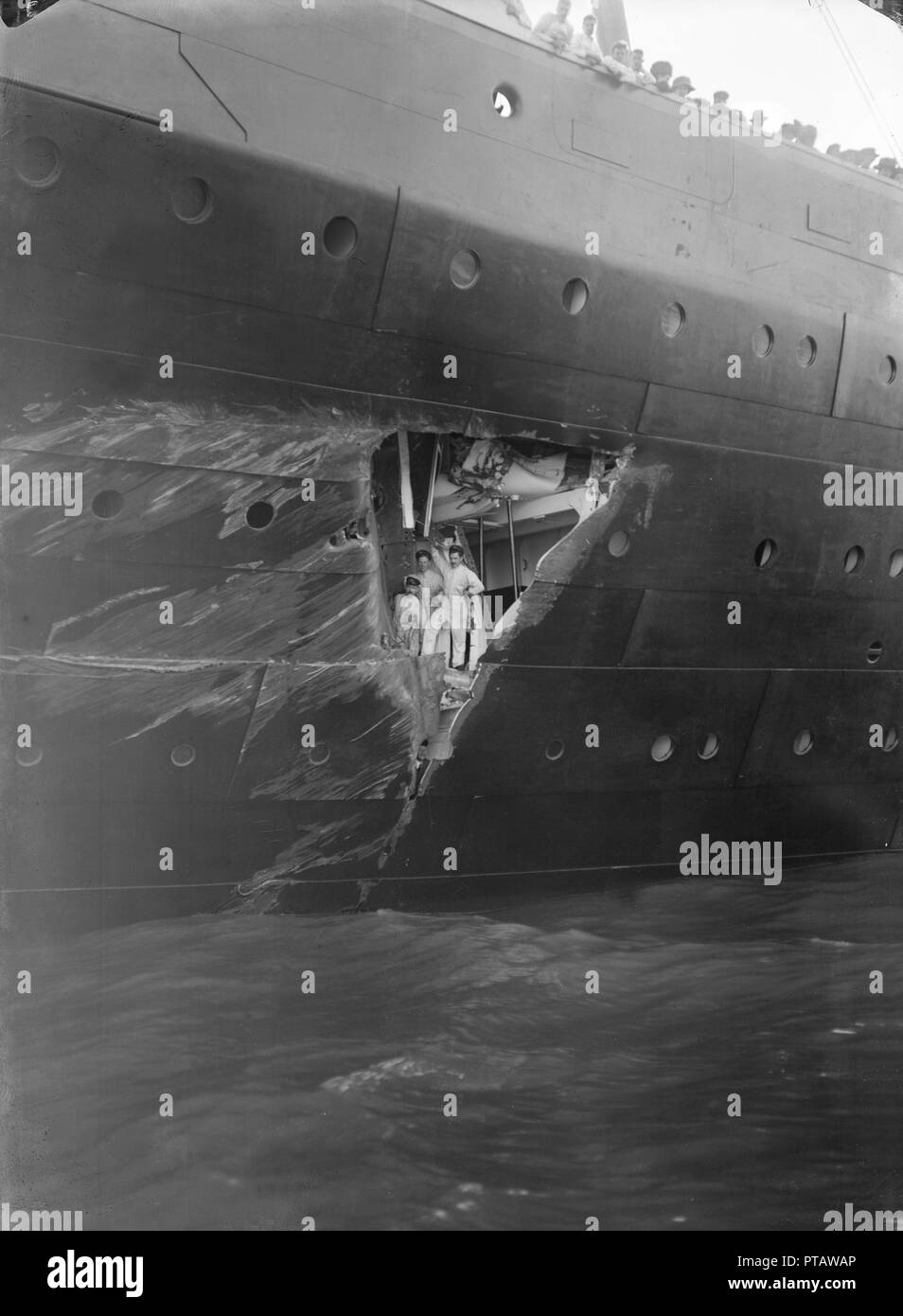 Déchiré par le trou dans la coque des 'RMS Olympic' 'après la collision avec le HMS Hawke' dans le Solent, 1911. Créateur : Kirk & Sons de Cowes. Banque D'Images