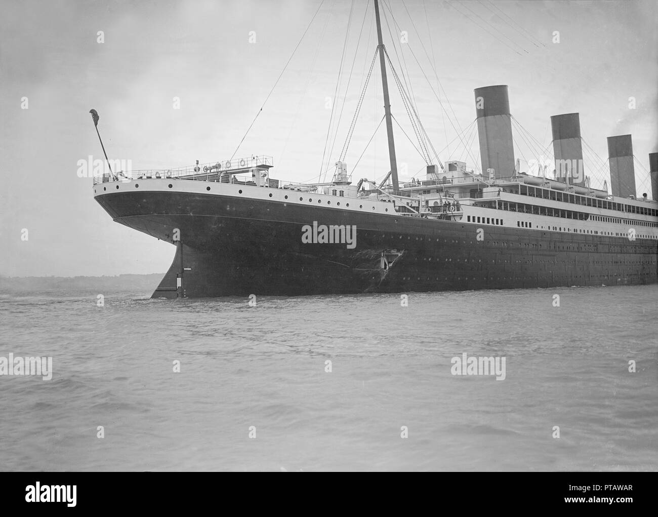 Déchiré par le trou dans la coque des 'RMS Olympic' 'après la collision avec le HMS Hawke' dans le Solent, 1911. Créateur : Kirk & Sons de Cowes. Banque D'Images
